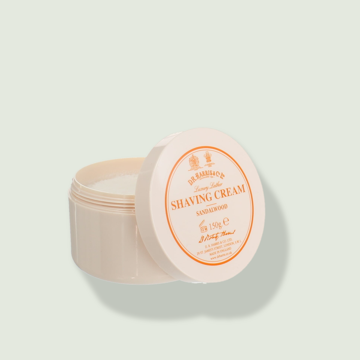 D R Harris Sandalwood Shaving Cream uz salvijas krāsas fona